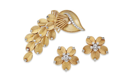 Cartier 卡地亚 黄金套装 约1955年 镶嵌圆形切割钻石，法国标记，胸针长7.3厘米，耳夹2.7厘米。成交价2.375万英镑 