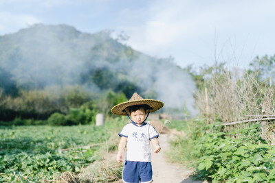 中秋本就该团圆
摄影：洪小漩
出镜：家人
距离上次回上虞老家，已经两月有余。中秋到了，我提前预备了要带给长辈的糕点和酒，满满当当装了一后备箱，乘着夜色启程回家。
到上虞已经接近凌晨，我们先回市区的房子…