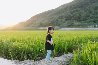 中秋本就该团圆
摄影：洪小漩
出镜：家人
距离上次回上虞老家，已经两月有余。中秋到了，我提前预备了要带给长辈的糕点和酒，满满当当装了一后备箱，乘着夜色启程回家。
到上虞已经接近凌晨，我们先回市区的房子…