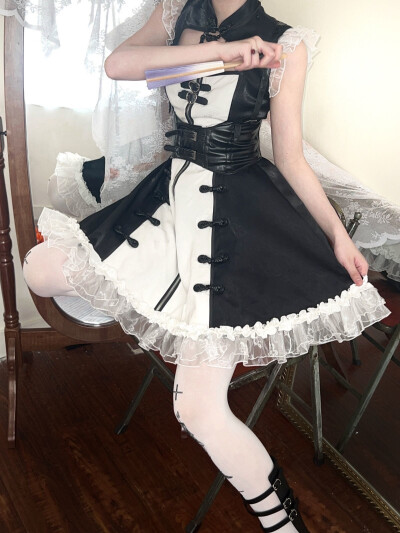 仙女们这个Lolita要搭配什么包包呢？真的重工doll感，感觉很适合去炸街，是跟草莓没完NS原创家的小裙子