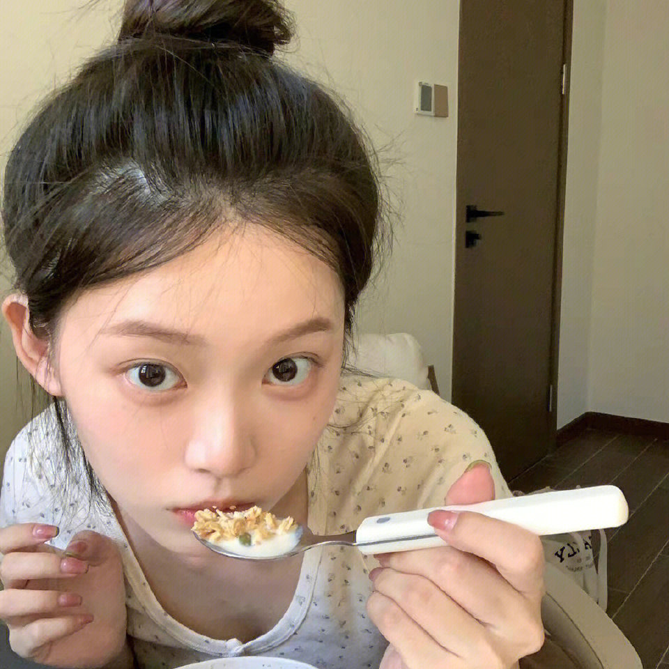 谁的青春都有个不能握手的人
今日份ins女生微信头像
cr.搞怪头像BO