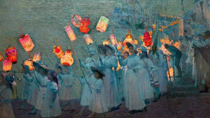 Jubilee Procession in a Cornish Village, 1897
George Sherwood Hunter
这是一幅艺术家乔治·舍伍德·亨特记录的1897年为纪念维多利亚女王钻禧庆典而举行的灯笼游行的作品（英国历史上的第一次钻禧庆典）。画中的游行者全部身着白衣，打着灯笼架，穿行在康涅狄格州渔村河堤边的蜿蜒小路上。彩绘灯笼的透明油纸被装饰成各种造型，像一条游龙，延伸至雾中，夕阳的光转瞬即逝，灯笼的光线发挥着作用，在即将来临的夜幕中照亮人们的面庞。