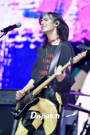 发现一个唱弹颜值在线的小哥哥