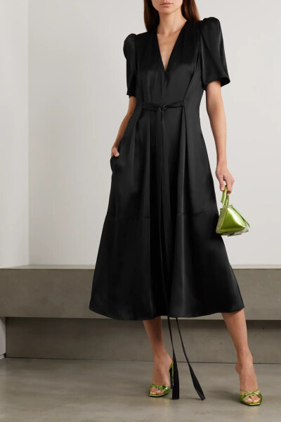 Stella McCartney 这款中长连衣裙裁自光滑的丝缎，深 V 衣领优雅利落，蓬松衣袖丰盈立体。不妨将同色系腰带绑成蝴蝶结收束腰身，凸显你的迷人曲线。