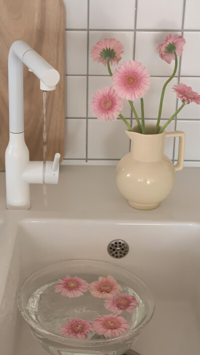 ins 锁屏壁纸
vr.MITAOBOBO_