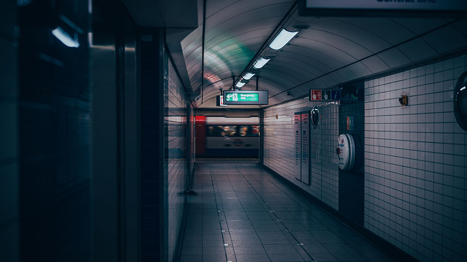 夜晚地铁场景