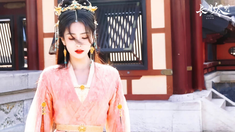 白鹿 长月烬明
图源微博cr：本命酒
