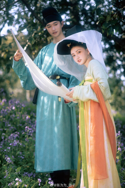 我怎么会浪漫呢，浪漫的是春天。
摄影/@YY云游YY
出镜/@夫诸Fzz @张为为_团子
#汉服摄影# ​