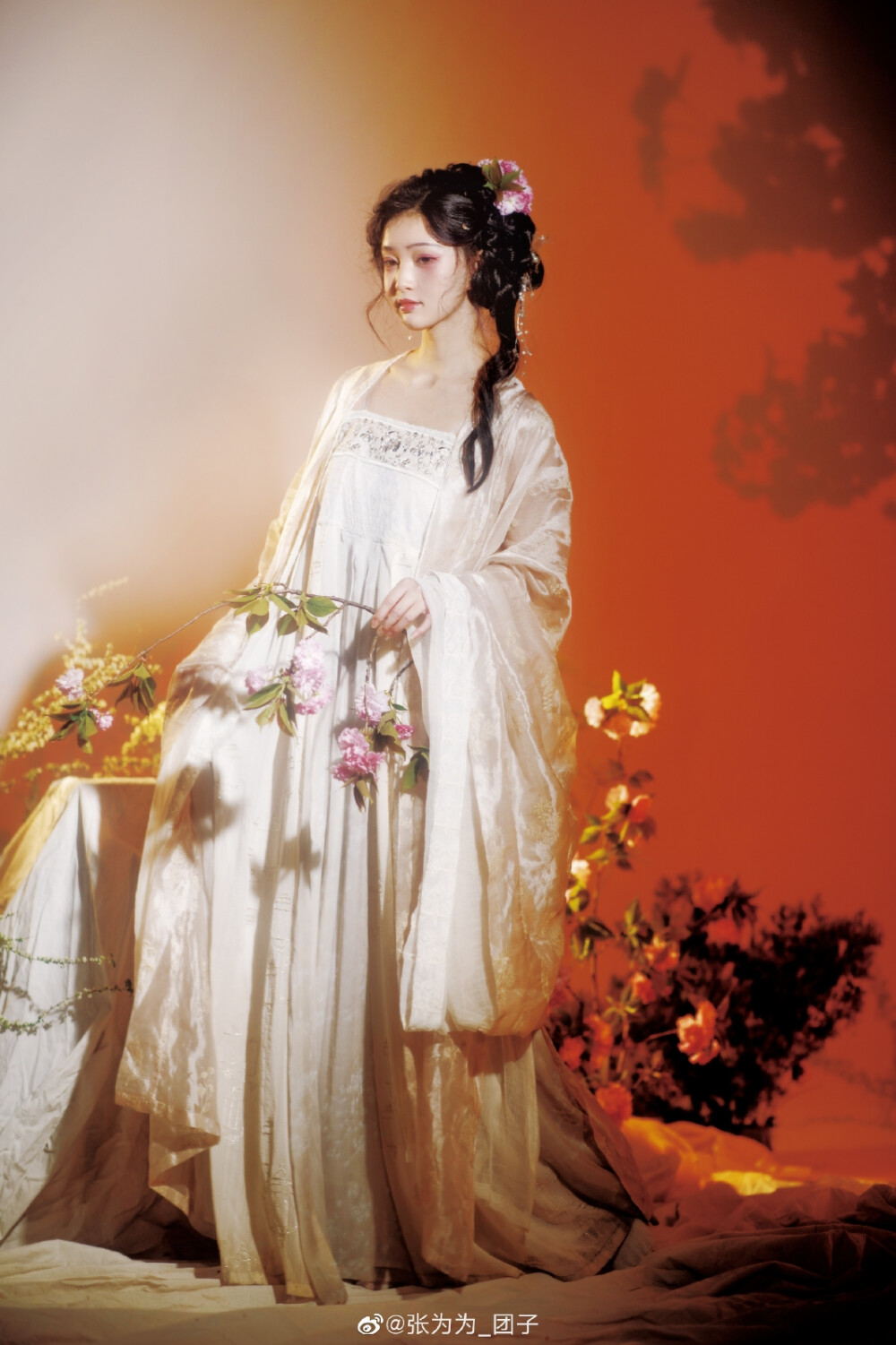 #汉服#
春天是观花的好季节～～
摄影@YY云游YY
出镜@张为为_团子
妆造@爱喵的风华
汉服@司南阁汉服-南叔 ​​​