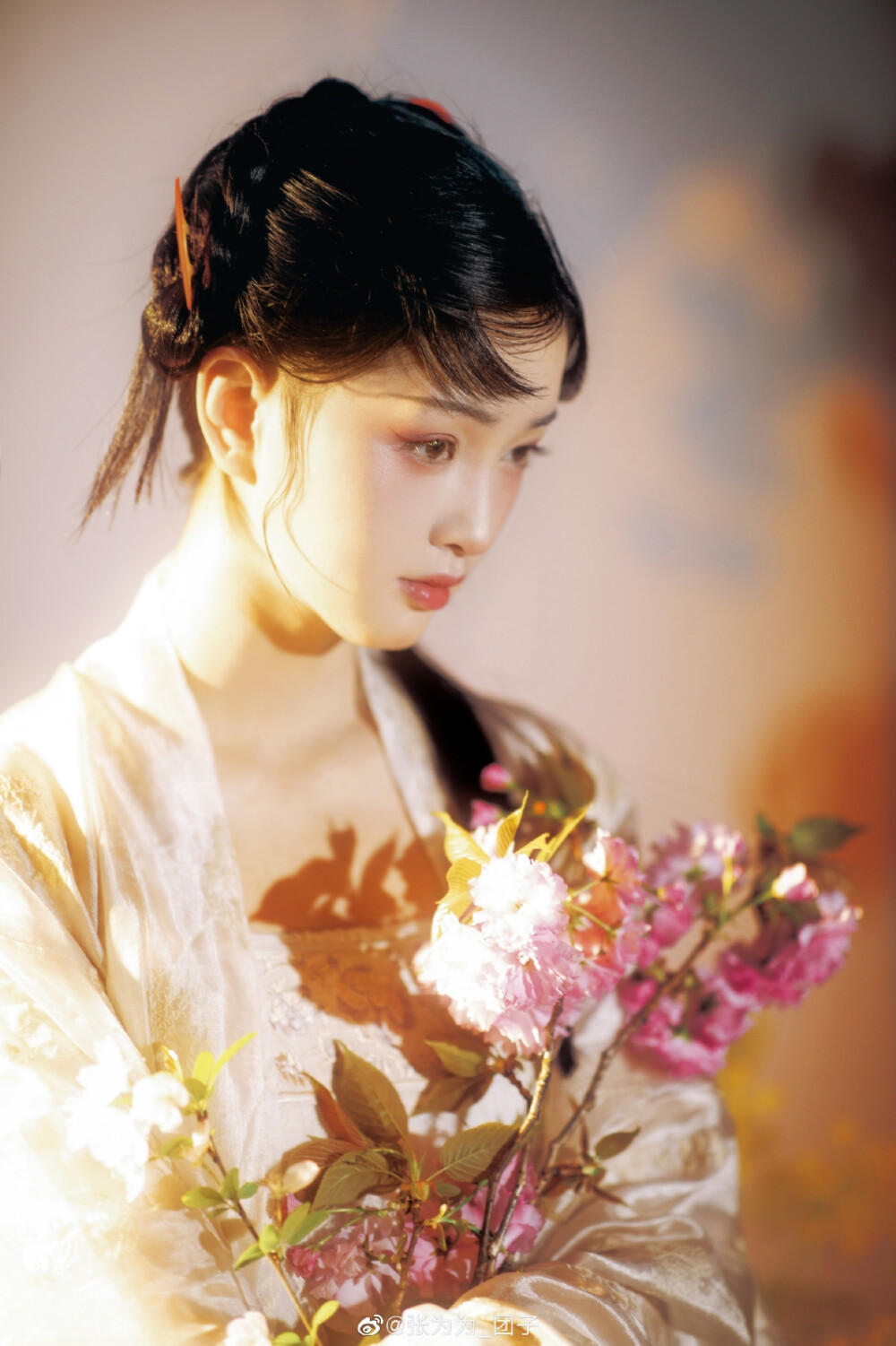 #汉服#
春天是观花的好季节～～
摄影@YY云游YY
出镜@张为为_团子
妆造@爱喵的风华
汉服@司南阁汉服-南叔 ​​​