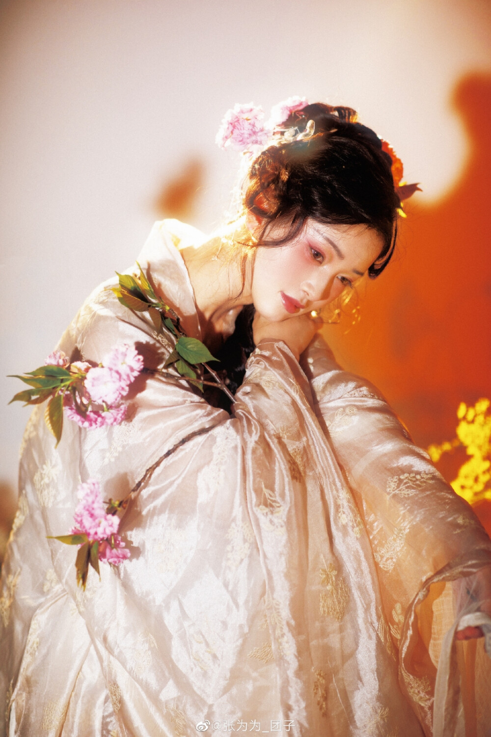#汉服#
春天是观花的好季节～～
摄影@YY云游YY
出镜@张为为_团子
妆造@爱喵的风华
汉服@司南阁汉服-南叔 ​​​