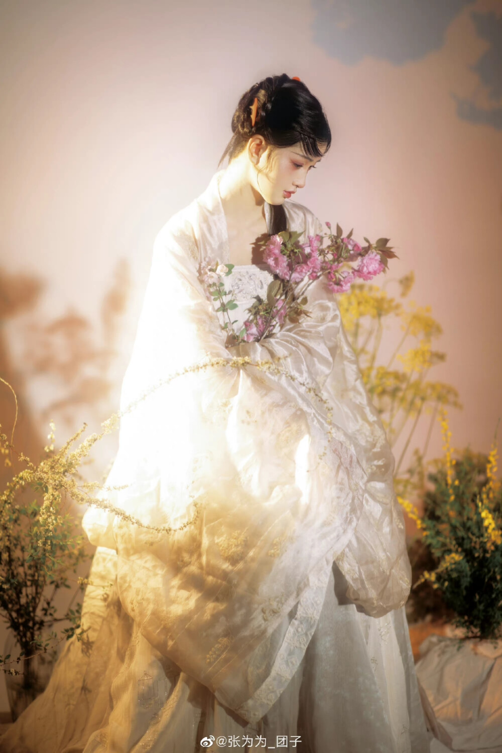 #汉服#
春天是观花的好季节～～
摄影@YY云游YY
出镜@张为为_团子
妆造@爱喵的风华
汉服@司南阁汉服-南叔 ​​​
