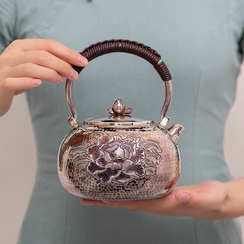 壶形简约爽朗，俯察圆融。雕花灵摘，沸烟静袅，仙气飘然。