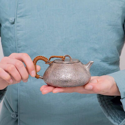 壶形简约爽朗，俯察圆融。雕花灵摘，沸烟静袅，仙气飘然。