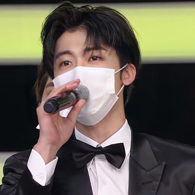 李泰容罗渽民可二改//简介
截图是实在没注意猴，修复的时候才看见大家自行打码一下吧