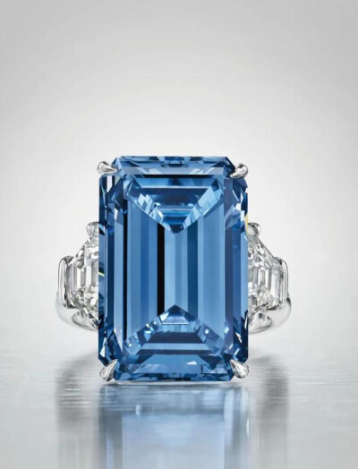 2022年4月苏富比拍卖会拍出一颗绝美蓝钻，这颗蓝钻不仅是大自然奇珍，更是拍卖会上有史以来最珍贵的蓝钻，预估价逾380,000,000港币。最终的成交价高达4.5亿港币，光佣金就达6000万港币了，这是有史以来拍卖会唯一一…