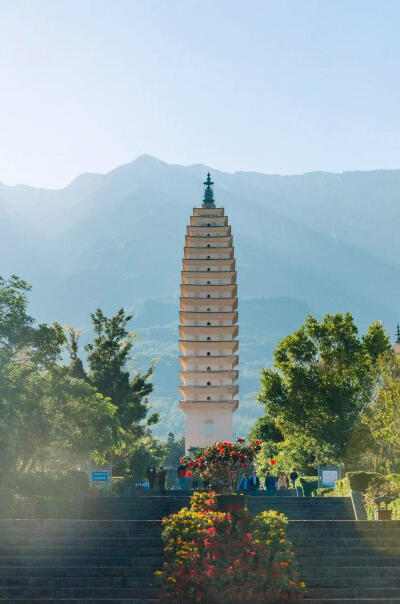 云南
在神圣的大理崇圣寺，
许下美好的愿望。
“洱海月映苍山雪，
下关风吹上关花”的美丽大理，
矗立着这座中国最高的宝塔。
图虫 seasky