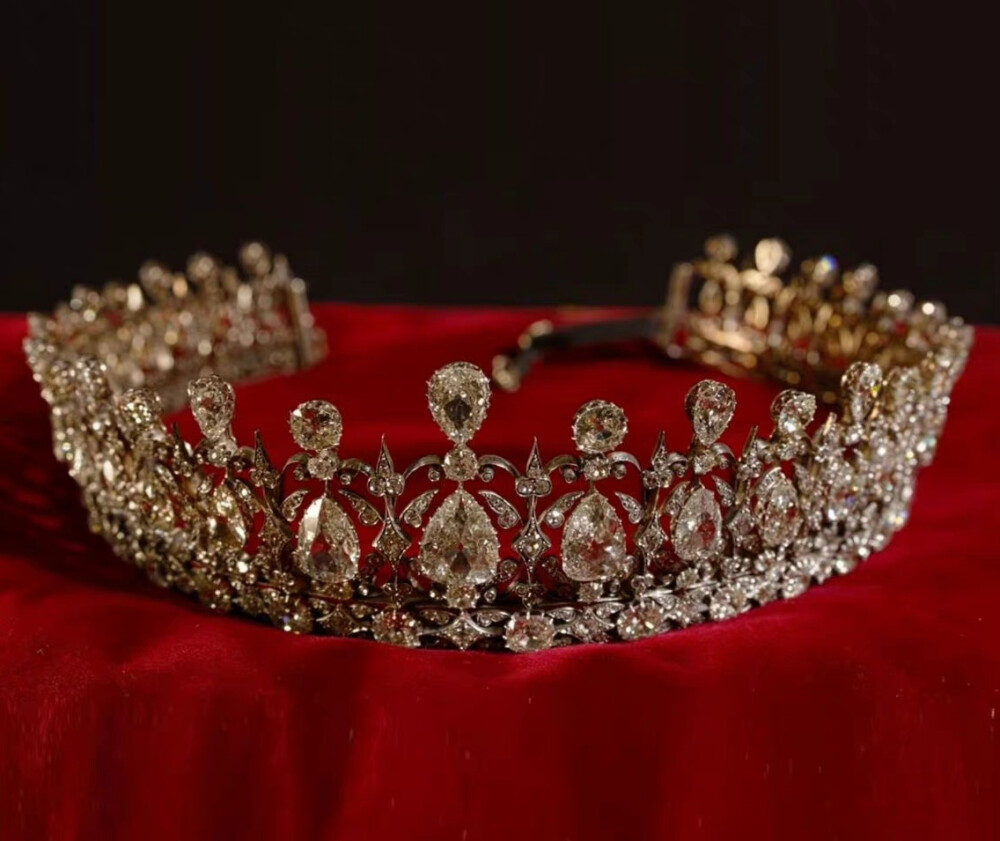 英国长公主Princess Louise的钻石王冠——The Fife Tiara
这顶王冠是由法夫公爵(Duke of Fife)在1889年委托著名的巴黎珠宝商Oscar Massin制作的，作为送给妻子路易斯公主(Princess Louise)婚礼当天的礼物。 整个王冠以水滴切割钻石为主石，镶钻总重近200克拉，梨形钻石从1到10克拉逐颗递增，随着公主走过的每一步轻轻摇晃，闪烁出阵阵轻盈细碎的光芒。
由于这顶王冠太过奢华，当时的维多利亚女王认为法夫当前男爵的身份与这顶王冠不符，于是在婚礼前将法夫男爵升到了法夫公爵。 目前这顶王冠仍由法夫家族珍藏。