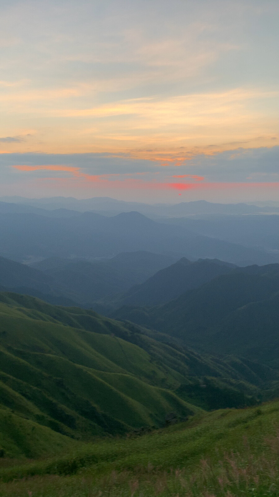 武功山
-万万没想到坐缆车排了三个小时的队