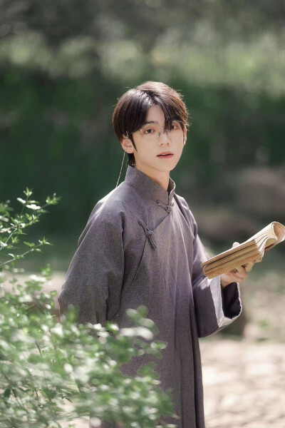 『民国书生』
——陌上人如玉，公子世无双
出镜：@折木哒丶
摄影：@熊本环奈 ​