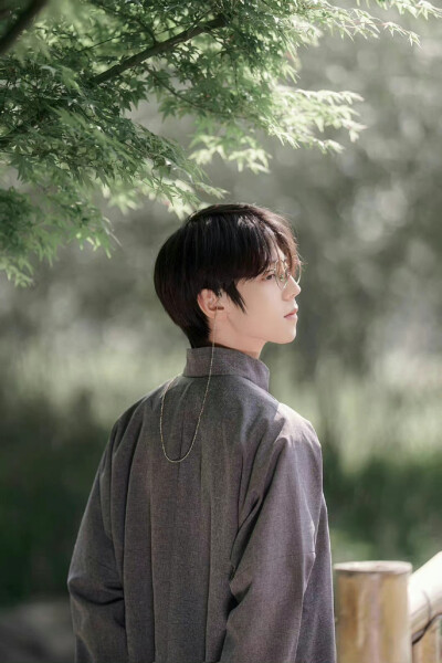 『民国书生』
——陌上人如玉，公子世无双
出镜：@折木哒丶
摄影：@熊本环奈 ​