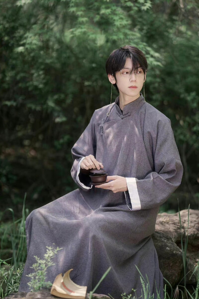 『民国书生』
——陌上人如玉，公子世无双
出镜：@折木哒丶
摄影：@熊本环奈 ​