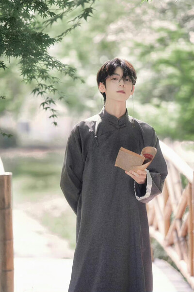 『民国书生』
——陌上人如玉，公子世无双
出镜：@折木哒丶
摄影：@熊本环奈 ​