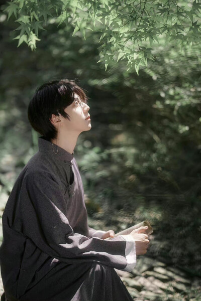 『民国书生』
——陌上人如玉，公子世无双
出镜：@折木哒丶
摄影：@熊本环奈 ​