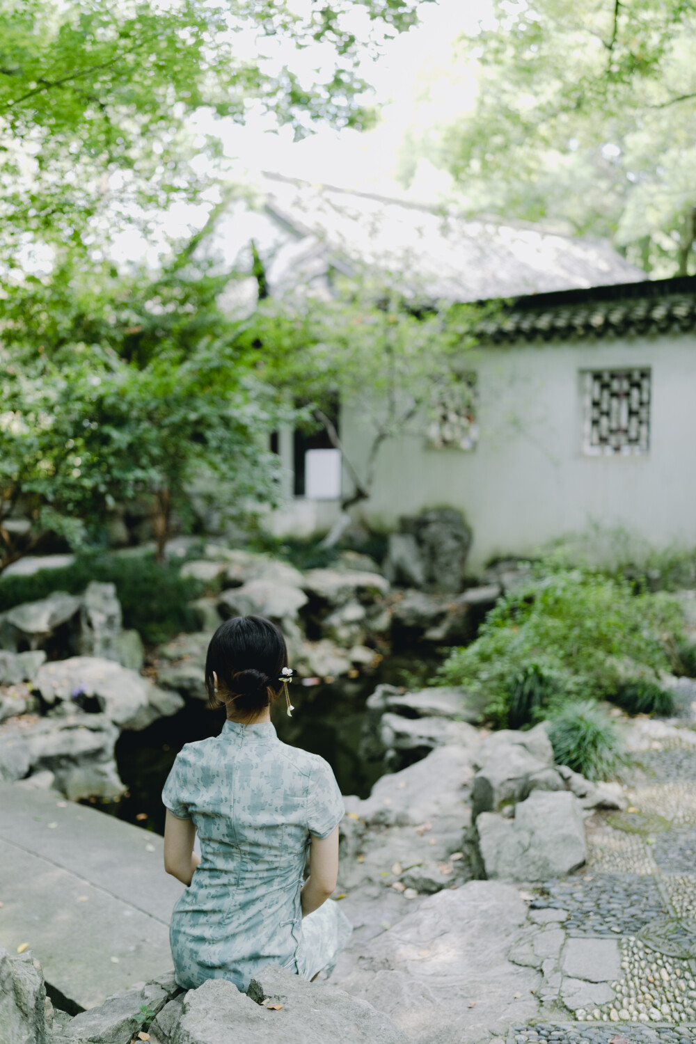 今秋的惊喜是你
摄影：洪小漩
出镜：燕燕
三年前的春天，樱花初绽，我见到了在妈妈陪同下来拍照的小燕。
记忆中，她似乎穿了一件黄色的上衣。在白塔公园的小火车里，我们一起邂逅了漂亮的夕阳。她在阳光下，闪闪发光，明媚得不得了。
小燕妈妈后来发信息给我，说小燕希望以后能有机会再来找我。我很开心，不管她日后是否真的来，听了这话，我都很开心。
接下来的几年里，偶尔在小燕妈妈的朋友圈关注到她的动态，却没意识到，一个不注意，她已经从大一的新生进阶为大二的学姐了。
直到某一天，小燕加我，对我说，我是你之前拍过照片的燕燕。我这才猛地想起来，当时的反应就是，好神奇啊，有种小朋友变成大姑娘的既视感。
