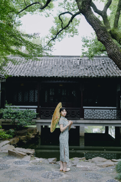 今秋的惊喜是你
摄影：洪小漩
出镜：燕燕
三年前的春天，樱花初绽，我见到了在妈妈陪同下来拍照的小燕。
记忆中，她似乎穿了一件黄色的上衣。在白塔公园的小火车里，我们一起邂逅了漂亮的夕阳。她在阳光下，闪闪…