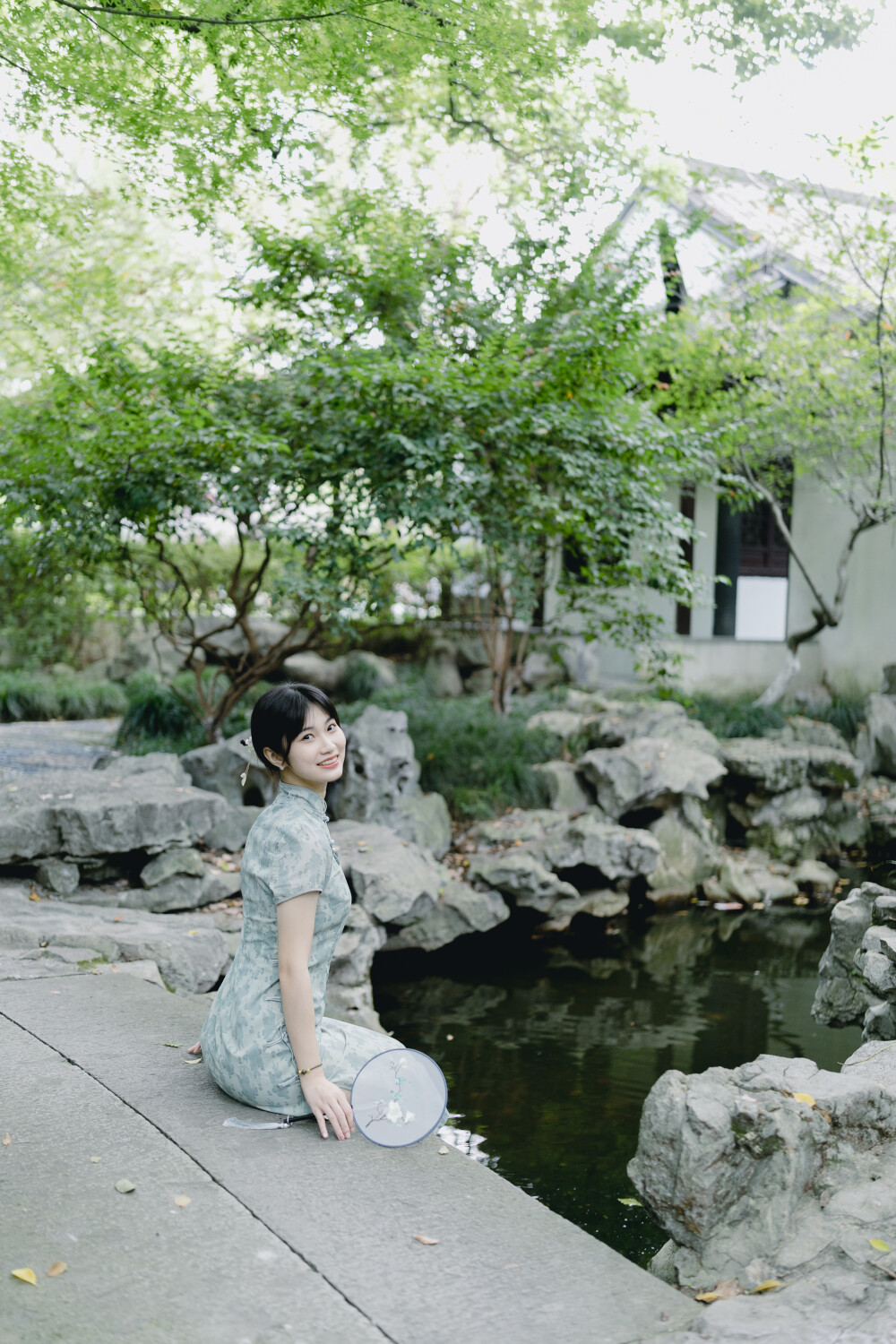 今秋的惊喜是你
摄影：洪小漩
出镜：燕燕
三年前的春天，樱花初绽，我见到了在妈妈陪同下来拍照的小燕。
记忆中，她似乎穿了一件黄色的上衣。在白塔公园的小火车里，我们一起邂逅了漂亮的夕阳。她在阳光下，闪闪发光，明媚得不得了。
小燕妈妈后来发信息给我，说小燕希望以后能有机会再来找我。我很开心，不管她日后是否真的来，听了这话，我都很开心。
接下来的几年里，偶尔在小燕妈妈的朋友圈关注到她的动态，却没意识到，一个不注意，她已经从大一的新生进阶为大二的学姐了。
直到某一天，小燕加我，对我说，我是你之前拍过照片的燕燕。我这才猛地想起来，当时的反应就是，好神奇啊，有种小朋友变成大姑娘的既视感。
