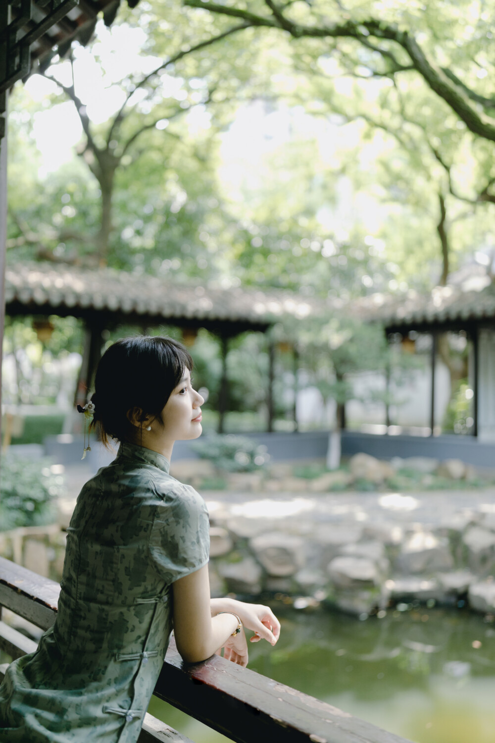 今秋的惊喜是你
摄影：洪小漩
出镜：燕燕
三年前的春天，樱花初绽，我见到了在妈妈陪同下来拍照的小燕。
记忆中，她似乎穿了一件黄色的上衣。在白塔公园的小火车里，我们一起邂逅了漂亮的夕阳。她在阳光下，闪闪发光，明媚得不得了。
小燕妈妈后来发信息给我，说小燕希望以后能有机会再来找我。我很开心，不管她日后是否真的来，听了这话，我都很开心。
接下来的几年里，偶尔在小燕妈妈的朋友圈关注到她的动态，却没意识到，一个不注意，她已经从大一的新生进阶为大二的学姐了。
直到某一天，小燕加我，对我说，我是你之前拍过照片的燕燕。我这才猛地想起来，当时的反应就是，好神奇啊，有种小朋友变成大姑娘的既视感。
