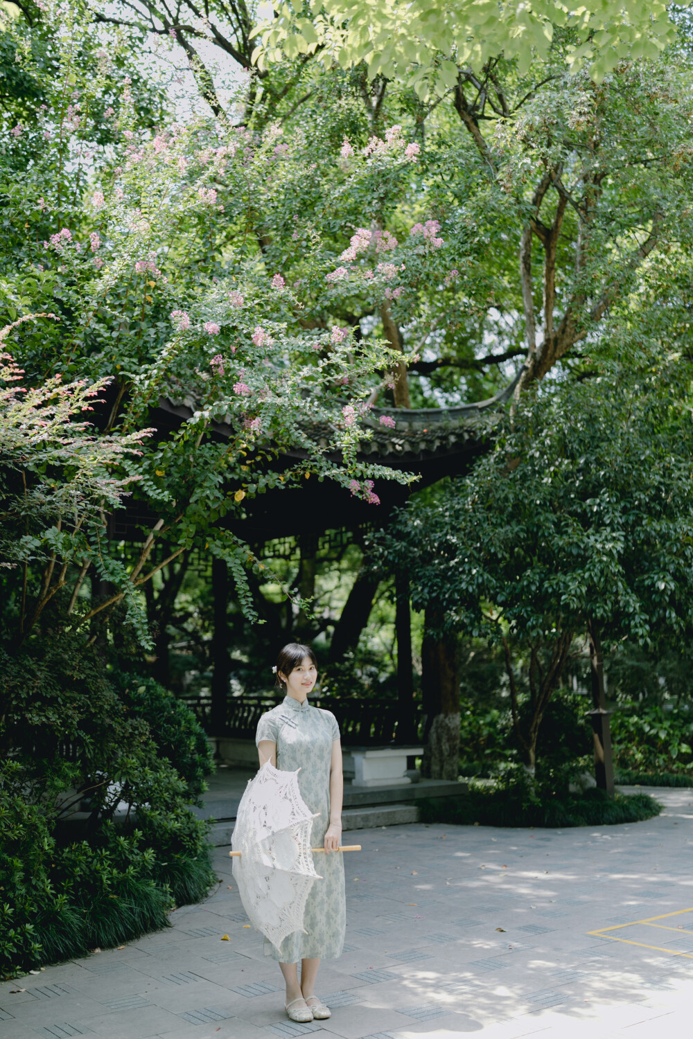 今秋的惊喜是你
摄影：洪小漩
出镜：燕燕
三年前的春天，樱花初绽，我见到了在妈妈陪同下来拍照的小燕。
记忆中，她似乎穿了一件黄色的上衣。在白塔公园的小火车里，我们一起邂逅了漂亮的夕阳。她在阳光下，闪闪发光，明媚得不得了。
小燕妈妈后来发信息给我，说小燕希望以后能有机会再来找我。我很开心，不管她日后是否真的来，听了这话，我都很开心。
接下来的几年里，偶尔在小燕妈妈的朋友圈关注到她的动态，却没意识到，一个不注意，她已经从大一的新生进阶为大二的学姐了。
直到某一天，小燕加我，对我说，我是你之前拍过照片的燕燕。我这才猛地想起来，当时的反应就是，好神奇啊，有种小朋友变成大姑娘的既视感。
