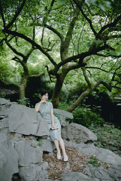 今秋的惊喜是你
摄影：洪小漩
出镜：燕燕
三年前的春天，樱花初绽，我见到了在妈妈陪同下来拍照的小燕。
记忆中，她似乎穿了一件黄色的上衣。在白塔公园的小火车里，我们一起邂逅了漂亮的夕阳。她在阳光下，闪闪…