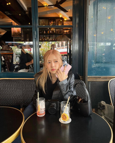 BLACKPINK ROSé朴彩英 ins更新
