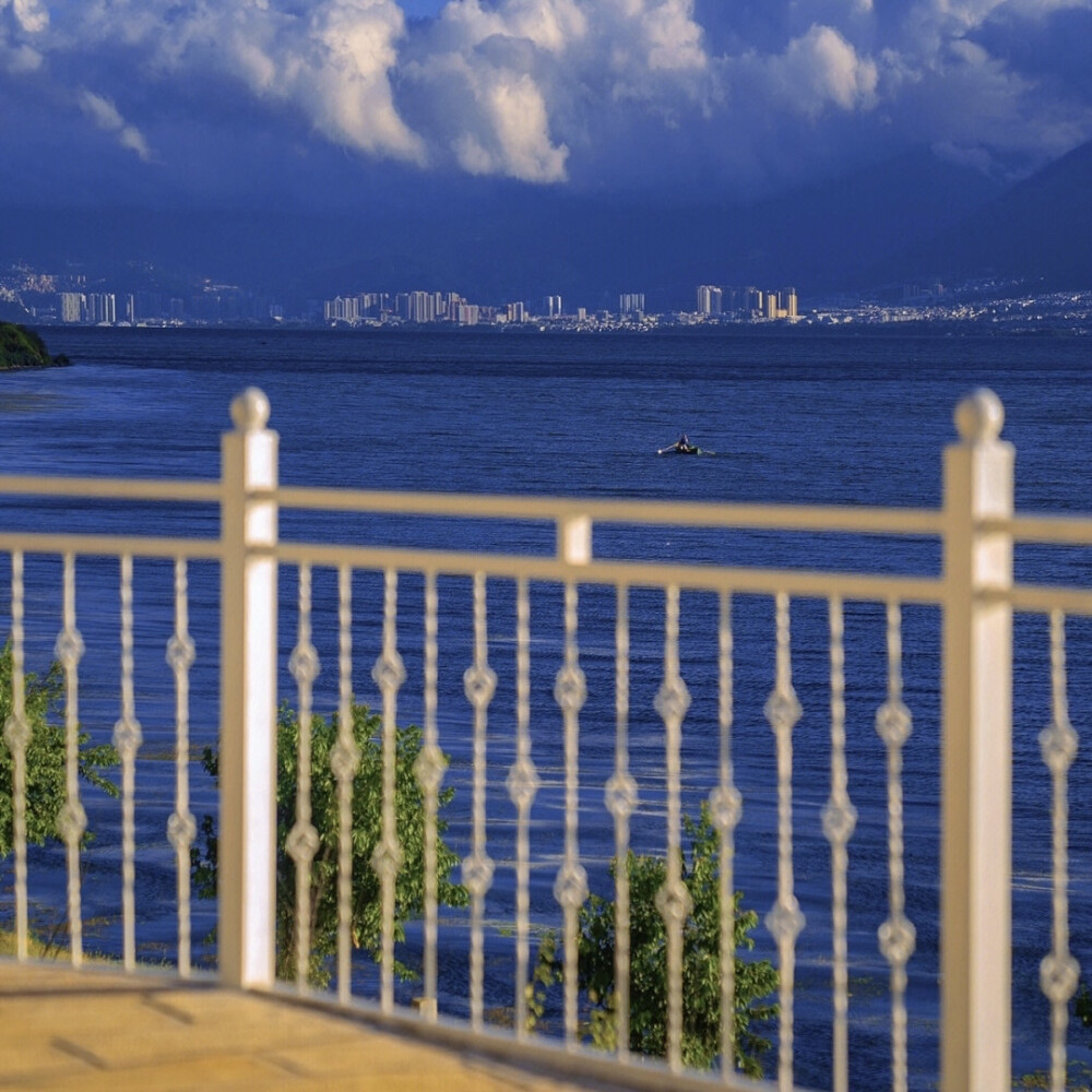 “岁月很长 人海茫茫”
背景图｜摄影博主: 【小瑾七七】