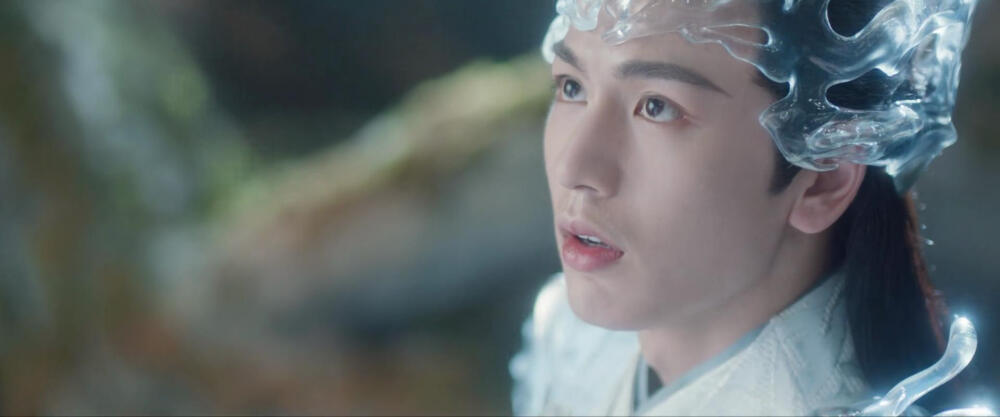 《苍兰诀》截图，小兰花偶遇梦中情人长珩仙君（张凌赫饰）。