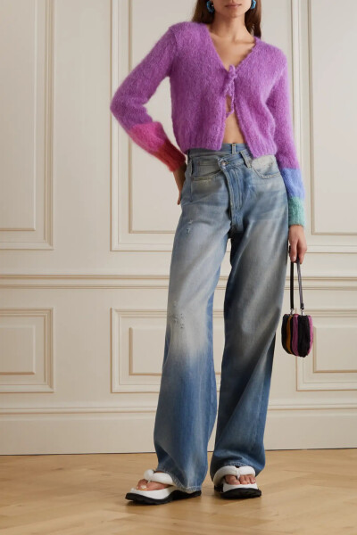 唤醒好心情是 Rose Carmine 系列的创作核心，这款开襟衫正是范例之一。它以柔绒的马海毛混纺毛线手工织就，含有大量温暖羊毛，拼色袖口明媚亮眼、趣致十足。建议搭配宽松牛仔裤穿着。