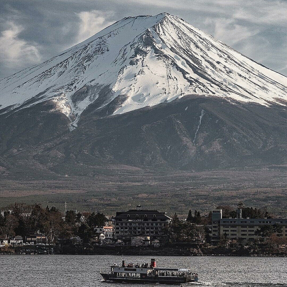 背景｜杂图｜ins｜壁纸｜
船进入了?？?，就没回来过，好奇的人架了船去追，却总也追不上。爱，总是一件很难的事吧。
When the boat entered Haikou, it never came back. Curious people set up a boat to chase it, but they could never catch up. Love is always a difficult thing. 