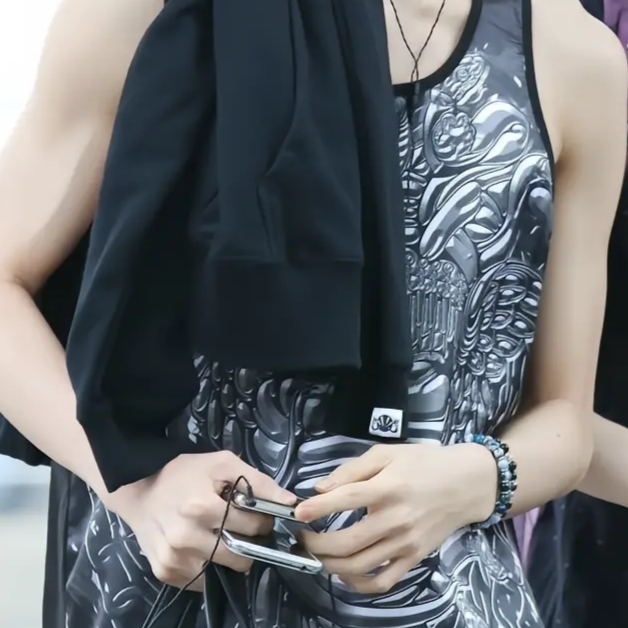 To勛：
“我在18岁的年纪裏回憶你18岁的青春。”