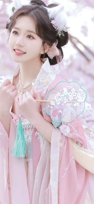 庭前玉树向春风，此日繁花更绽红。
已见晓莺时隔雾，又闻娇女不栽葱。
香飘草舍情虽洽，影拂纱窗梦未通。
应似长门禁闭后，月明深院笑苍空