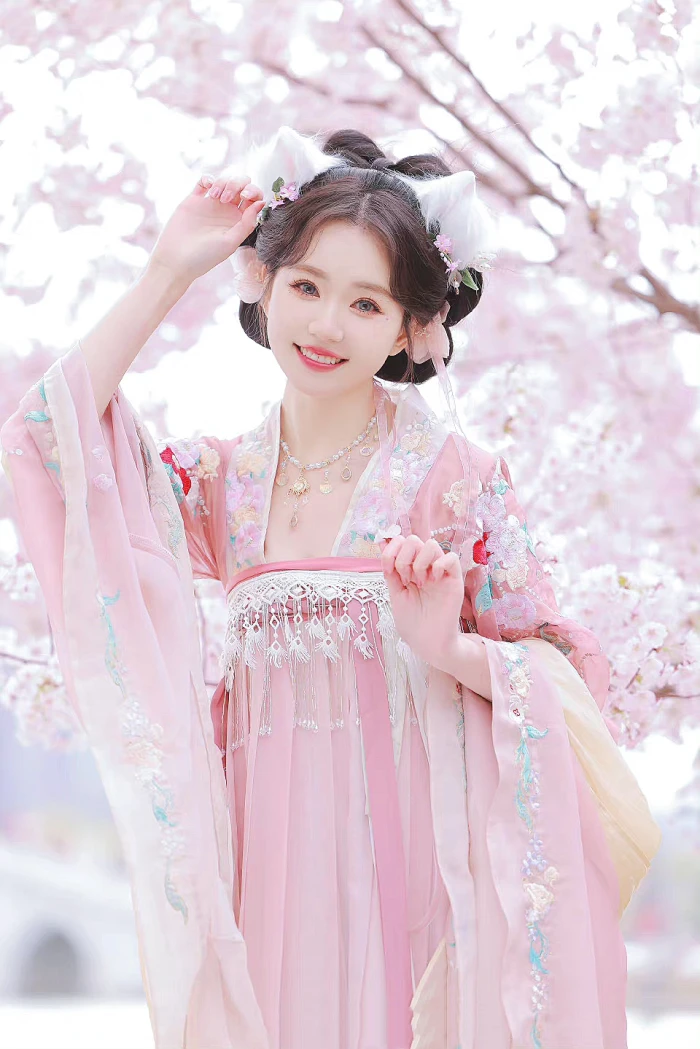 庭前玉树向春风，此日繁花更绽红。
已见晓莺时隔雾，又闻娇女不栽葱。
香飘草舍情虽洽，影拂纱窗梦未通。
应似长门禁闭后，月明深院笑苍空