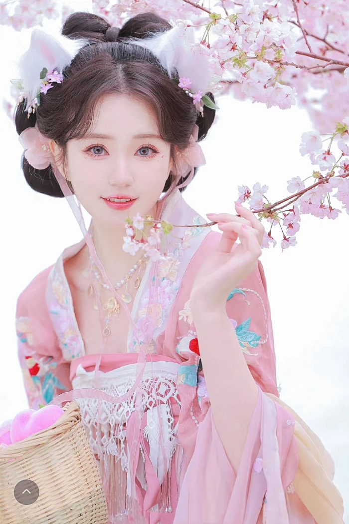 庭前玉树向春风，此日繁花更绽红。
已见晓莺时隔雾，又闻娇女不栽葱。
香飘草舍情虽洽，影拂纱窗梦未通。
应似长门禁闭后，月明深院笑苍空