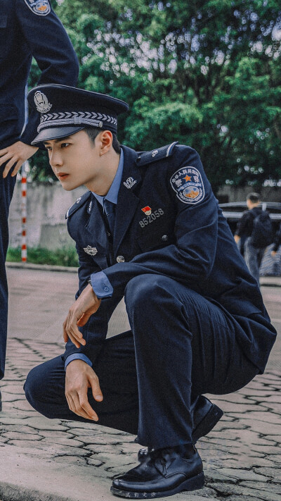 陈宇｜冰雨火 ❦ 枪林弹雨中行走，危机四伏中穿梭，禁毒路上不为勋章只为光。❦ cr:logo