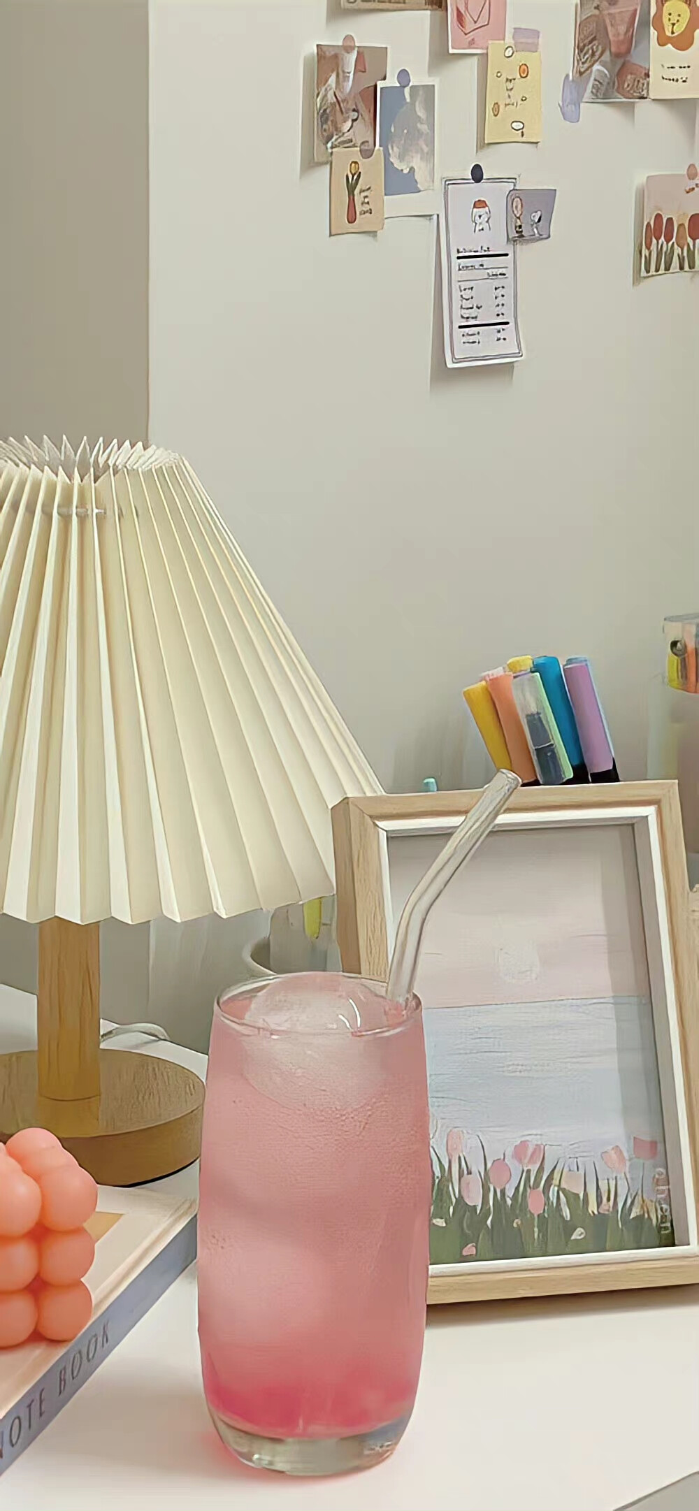 星空迷上了山野，有雾有灯也有归人。