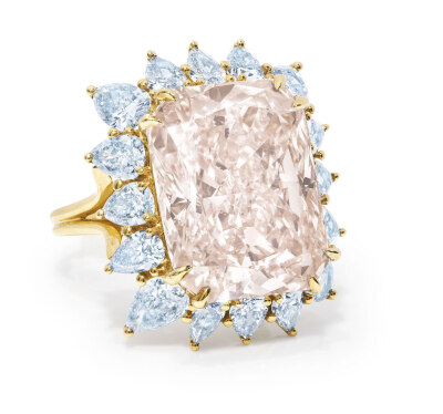 Christie's 佳士得日内瓦春拍 粉钻戒指 主石为一颗 20.46ct 切角方形切割粉钻，经GIA鉴定为Fancy Brown-Pink彩棕粉颜色，VVS2净度，Type IIa 型，几乎内部无瑕，主石外圈点缀梨形切割蓝钻，黄金戒托。成交价151.5万…