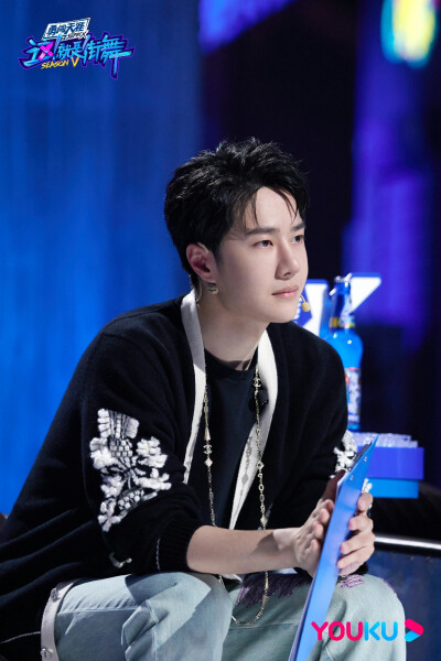 这就是街舞：
#街舞5跨界对抗火热开启##这就是街舞# 细心观察舞台细节，用心感受作品韵味@UNIQ-王一博 队长带你探索街舞宇宙中的宝藏瞬间~#王一博舞台玩家# ​​​