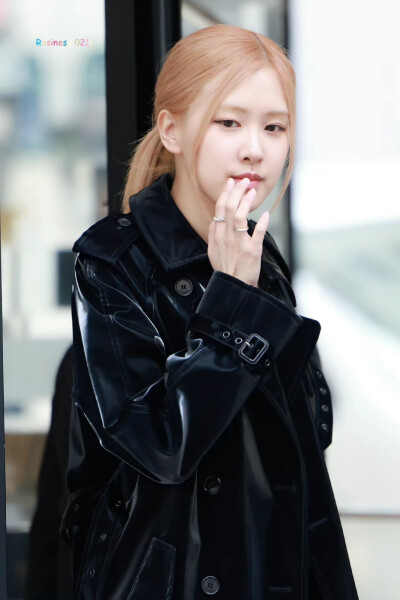 ROSÉ 朴彩英
©logo 侵权删.