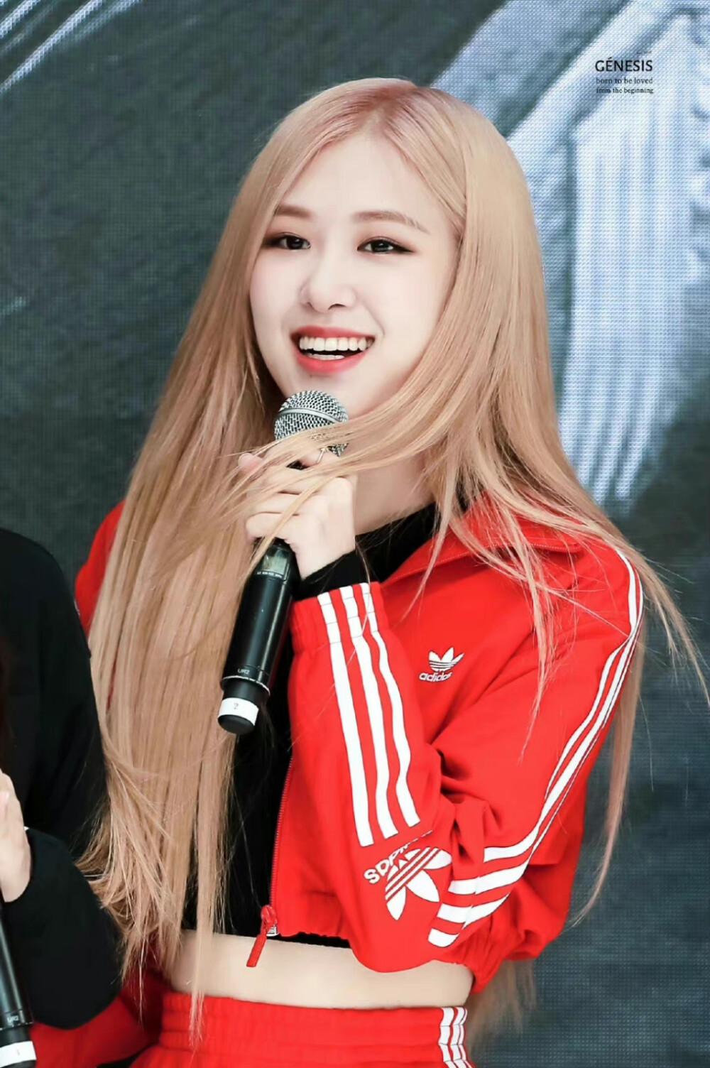 ROSÉ 朴彩英
©logo 侵权删.