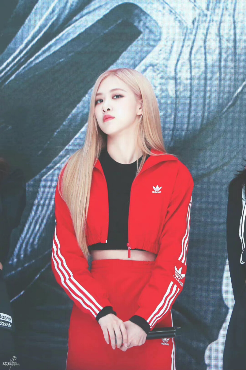 ROSÉ 朴彩英
©logo 侵权删.